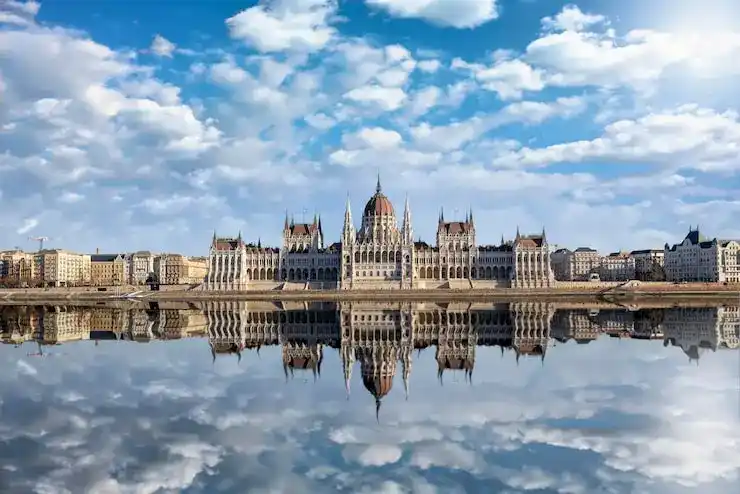 西班牙非盈利居留卡的续签周期是多久？每次续签需满足什么条件？