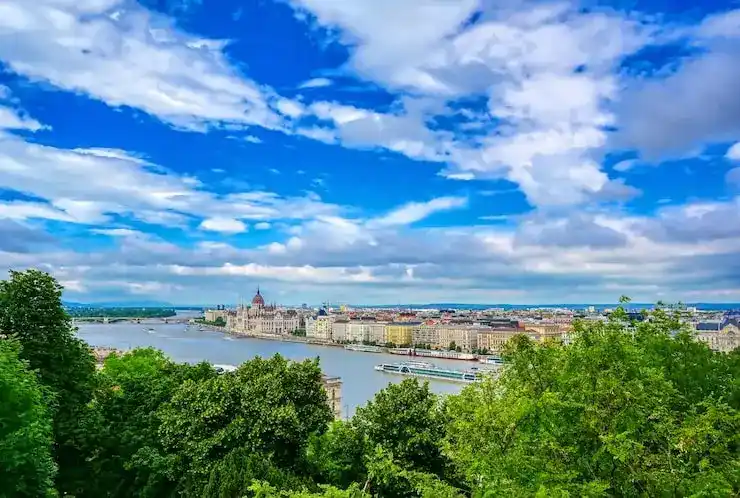 如何避免在希腊移民过程中遇到资金风险与外汇管制问题？