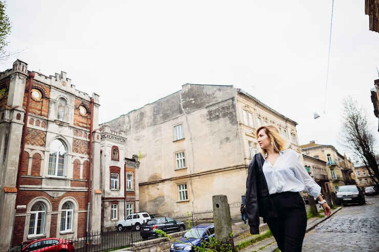 塞浦路斯绿卡申请中附属子女年龄上限是否可豁免？