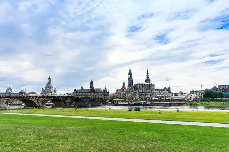 主申请人放弃丹麦居留身份后，附属申请人的身份会受影响吗？