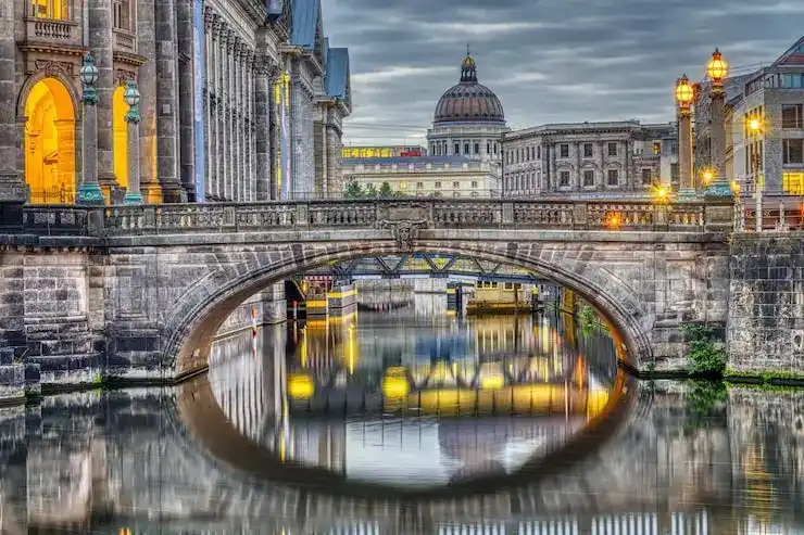 西班牙移民申请的审批结果会以什么方式通知申请人？