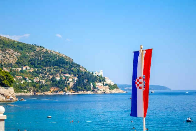 澳大利亚和英国，孩子留学移民怎么选？从费用到就业全分析