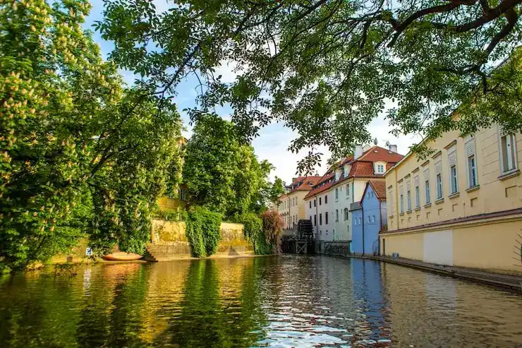 冰岛工作居留转永久居留的条件是什么？需连续工作满多少年？