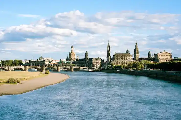 柬埔寨买房移民，房产信托代持协议，过户前15天公证