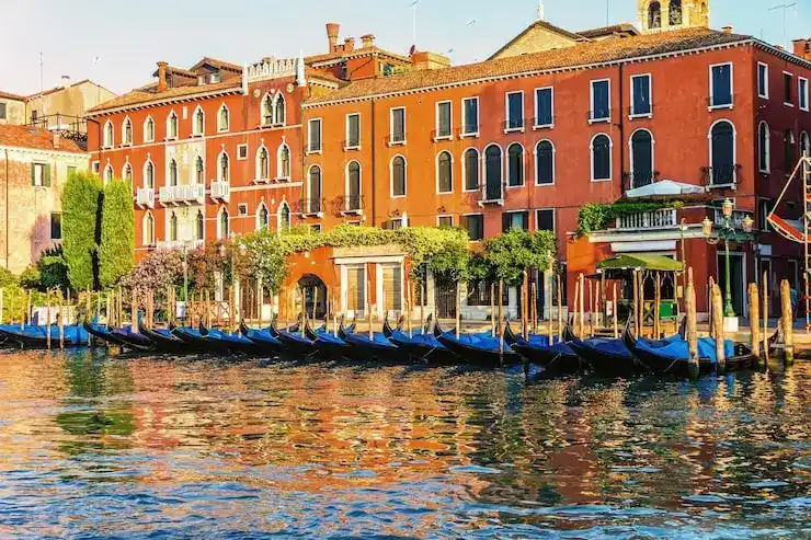 西班牙的购物、餐饮等生活配套设施完善吗？