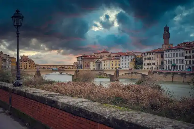 附属申请人转格林纳达公民身份的条件与主申请人相同吗？