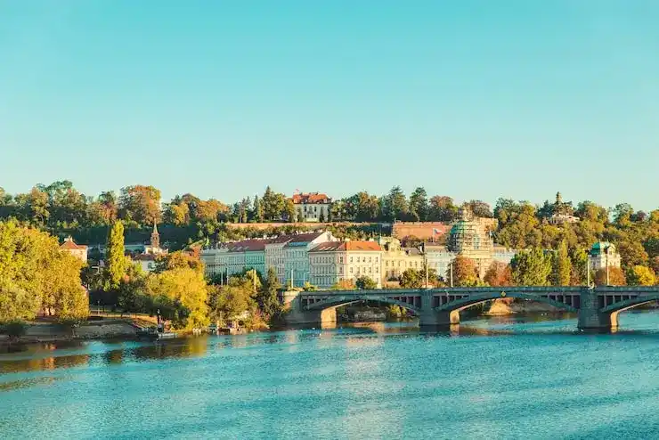 西班牙的医疗资源分布如何？全球排名多少？