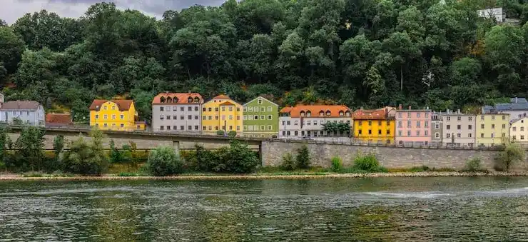 多米尼克移民家庭套餐的费用，如何通过合理的捐款和房产选择节省开支？