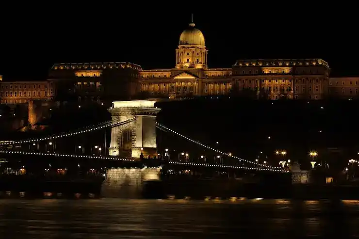 希腊房产的评估报告需由指定机构出具吗？