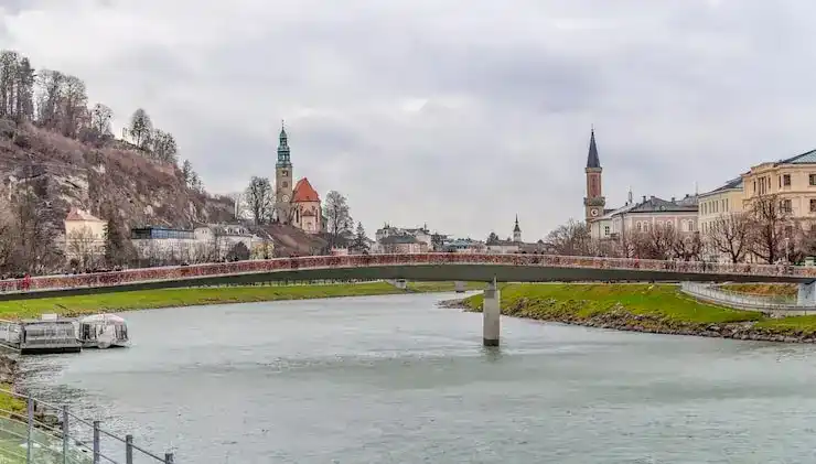 希腊绿卡能就读北京德威英国国际学校吗？