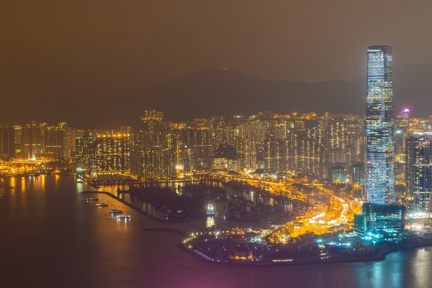 香港房产的屋顶花园设计有哪些规范？ 香港房产市场中的地铁沿线房产的升值潜力评估方法是怎样的？