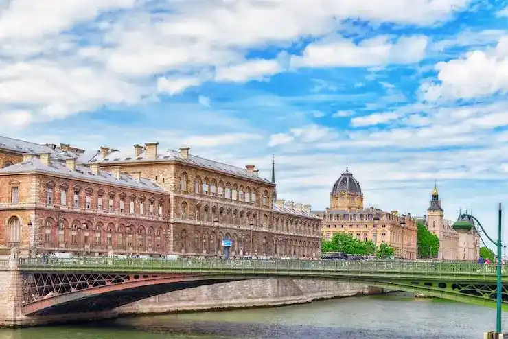 希腊黄金签证，建筑许可不全，身份续签隐患