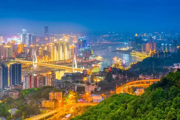 香港专才计划如何帮助技术人才获得工作签证并成功定居？