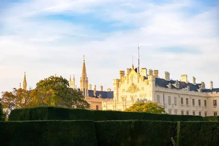 非热门区投资40万欧元移民是否划算？希腊移民市场的价值与风险