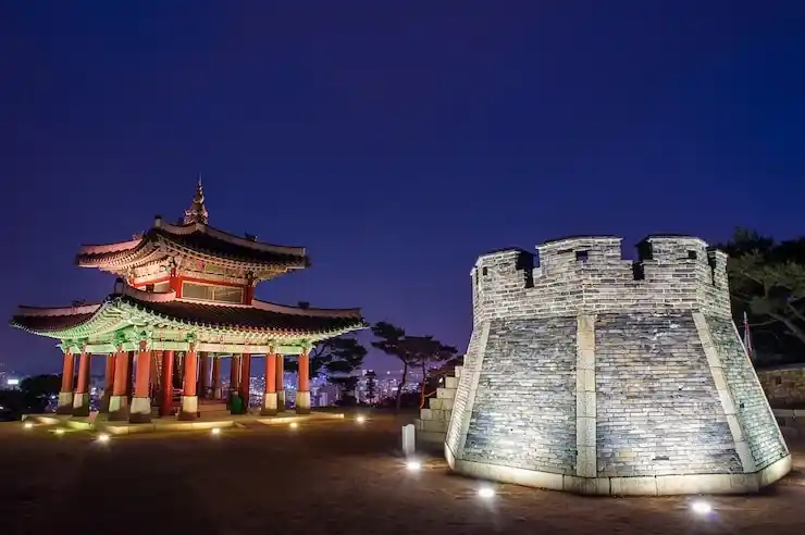 香港房产投资中的保险配置策略是什么？