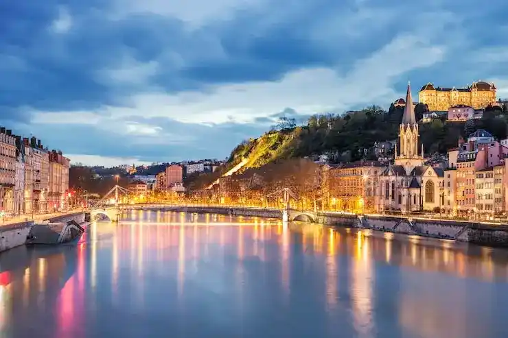 西班牙非盈利居留的年度申请名额有上限吗？2025年是否需要排队？