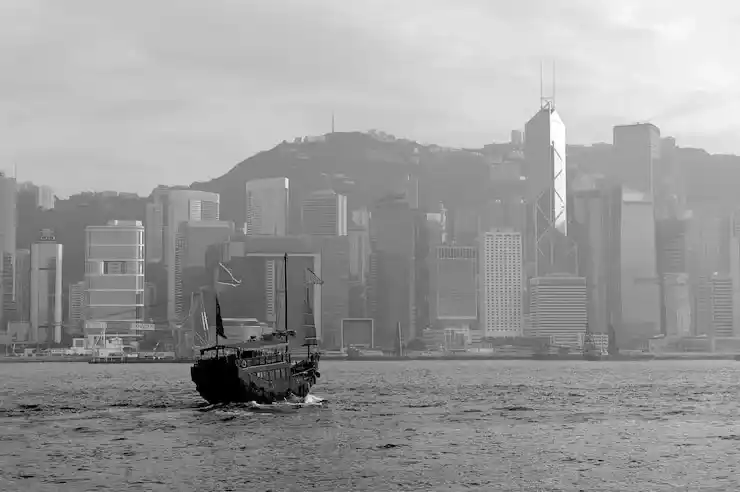 香港高才通B类院校认证条件，如何应对非百强院校的申请挑战？