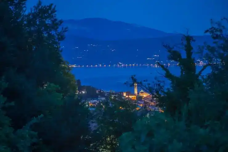 希腊养老移民优势：无移民监，国内养老+欧洲度假随心切换