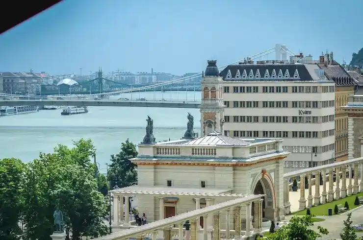 主申请人与配偶离婚后，前配偶的韩国身份会自动失效吗？