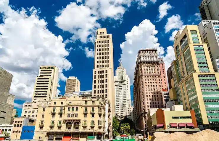 多米尼克公民长期在国外居住，身份会自动失效吗？