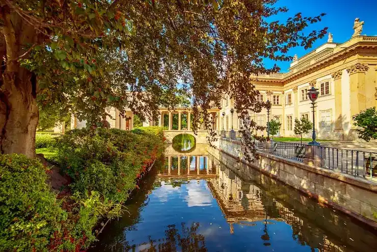 2025年罗马尼亚家庭团聚居留的审批周期是多久？线上申请与线下申请时效有差异吗？