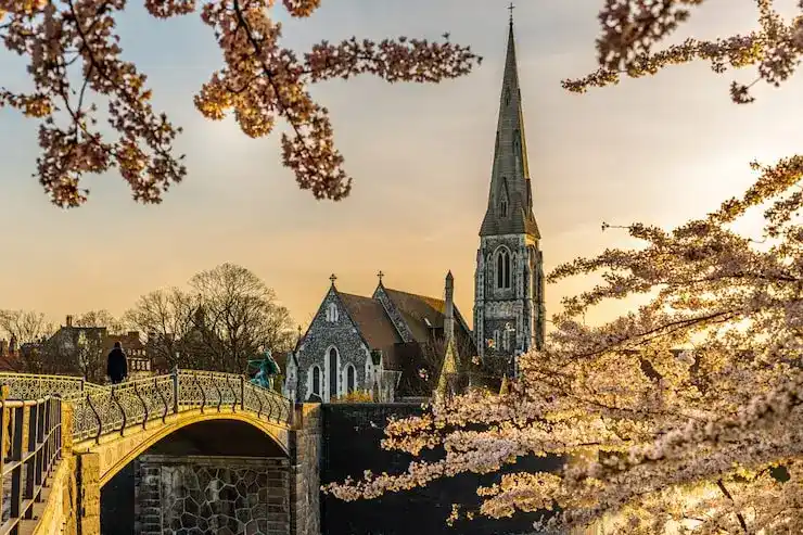 申请瑞典居留许可需额外缴纳哪些官方手续费？2025年有调整吗？