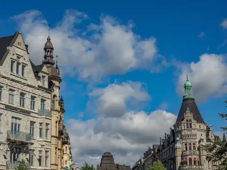 匈牙利居留卡的续签周期是多久？每次续签需满足什么条件？