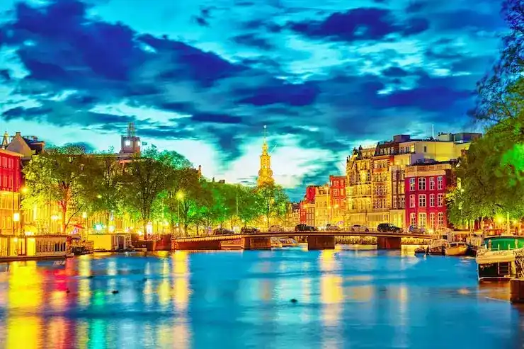 未成年人护照到期后，更换需要父母陪同吗？