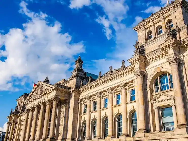 25岁以下的子女可以随行申请多米尼克移民吗？需满足什么条件？