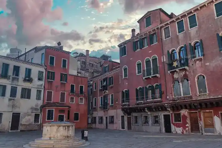 瓦努阿图的官方语言是什么？日常交流用英语是否可行？