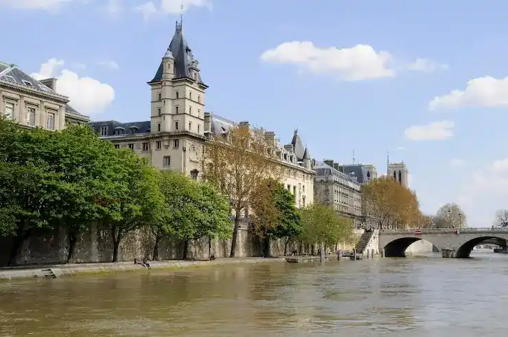 新加坡vs香港入籍 申请资格与审批严格度对比