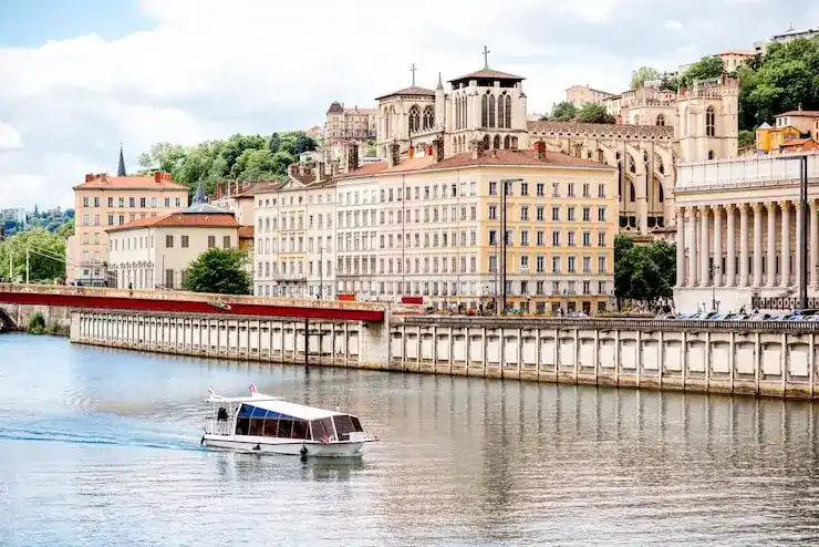 爱尔兰移民的子女成年后身份可以保留吗？