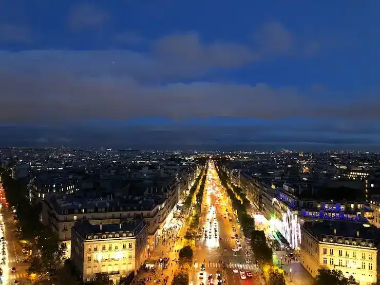 与法国公民结婚后，申请入籍的居住年限要求是什么？