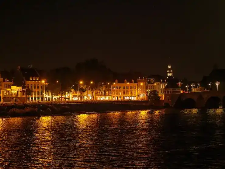 罗马尼亚家庭团聚签证中，未成年子女的年龄限制是什么？18岁以上子女如何申请？