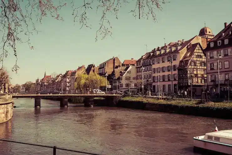 主申请人去世后，附属申请人的法国居留身份如何保留？