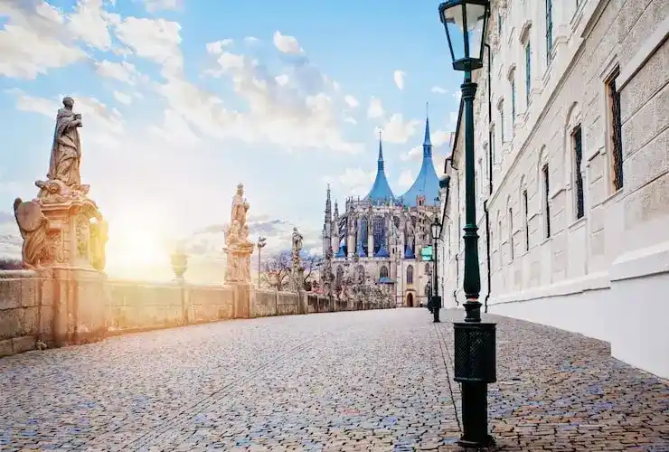 未婚子女申请英国移民，需提供什么材料证明“未婚”状态？