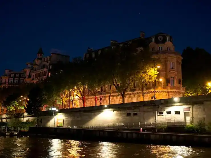 圣基茨护照到期前多久申请更换？