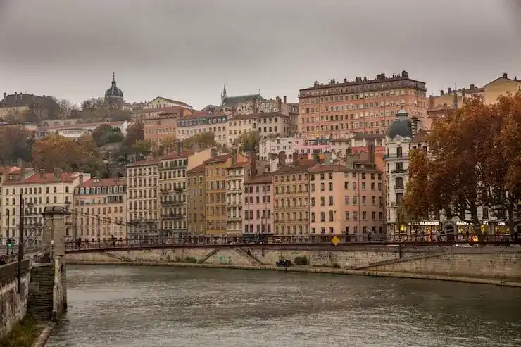 韩国移民的核心立法依据是什么？2025年政策调整的核心导向是什么？