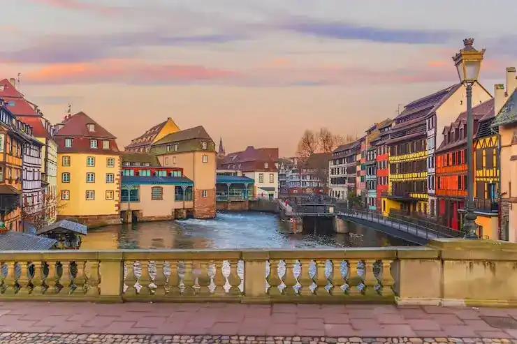 持有匈牙利护照可以在欧盟27 国自由居住吗？