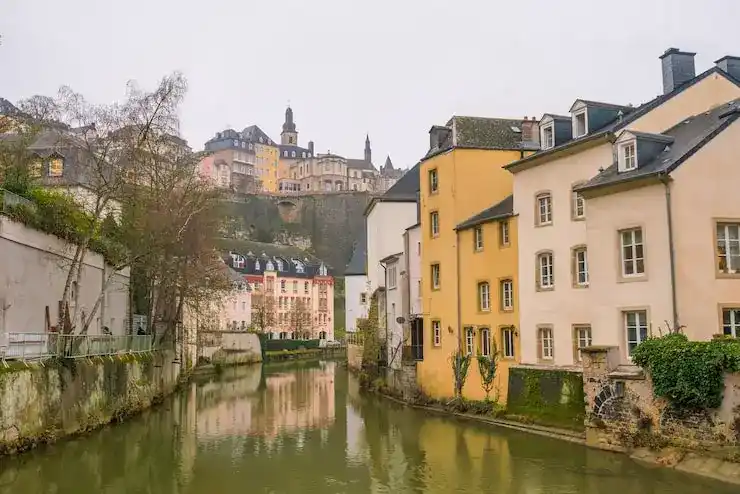 希腊25万欧vs50万欧区域哪个性价比高？费用对比